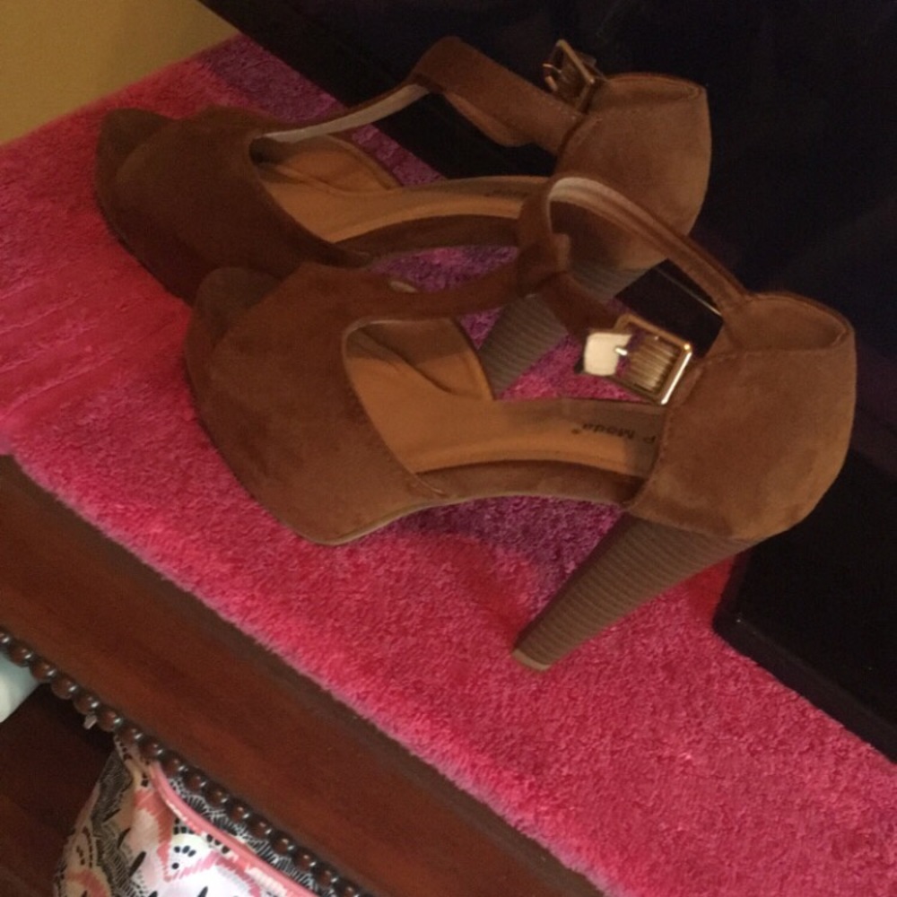 Cognac suede platform pumps